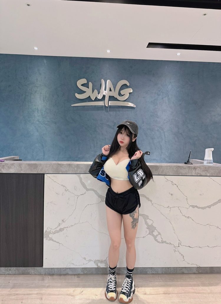 台灣直播圈重磅聯名，新加坡 G 奶 DJ 蘇櫻花 @djsakuraaaa 宣佈加入 SWAG 火辣直播，震驚全台 Cosplay ACG 圈