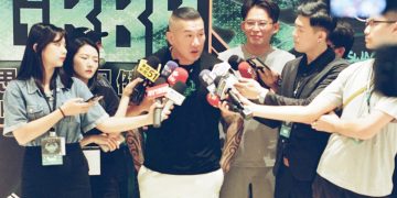 骨折小孩萬聖節學接枝水果