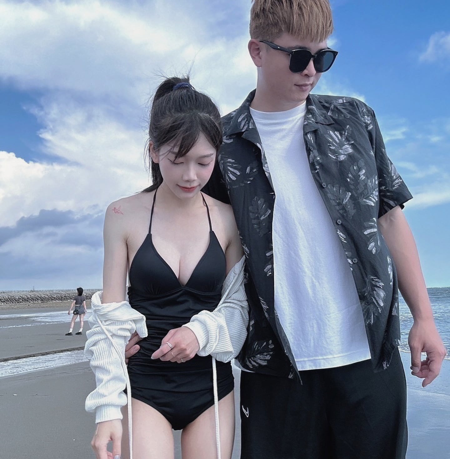 Betty 貝緹 @doulai_betty 海邊約會寫真：黑色連身泳裝搭配白色針織外套與藍天海灘背景