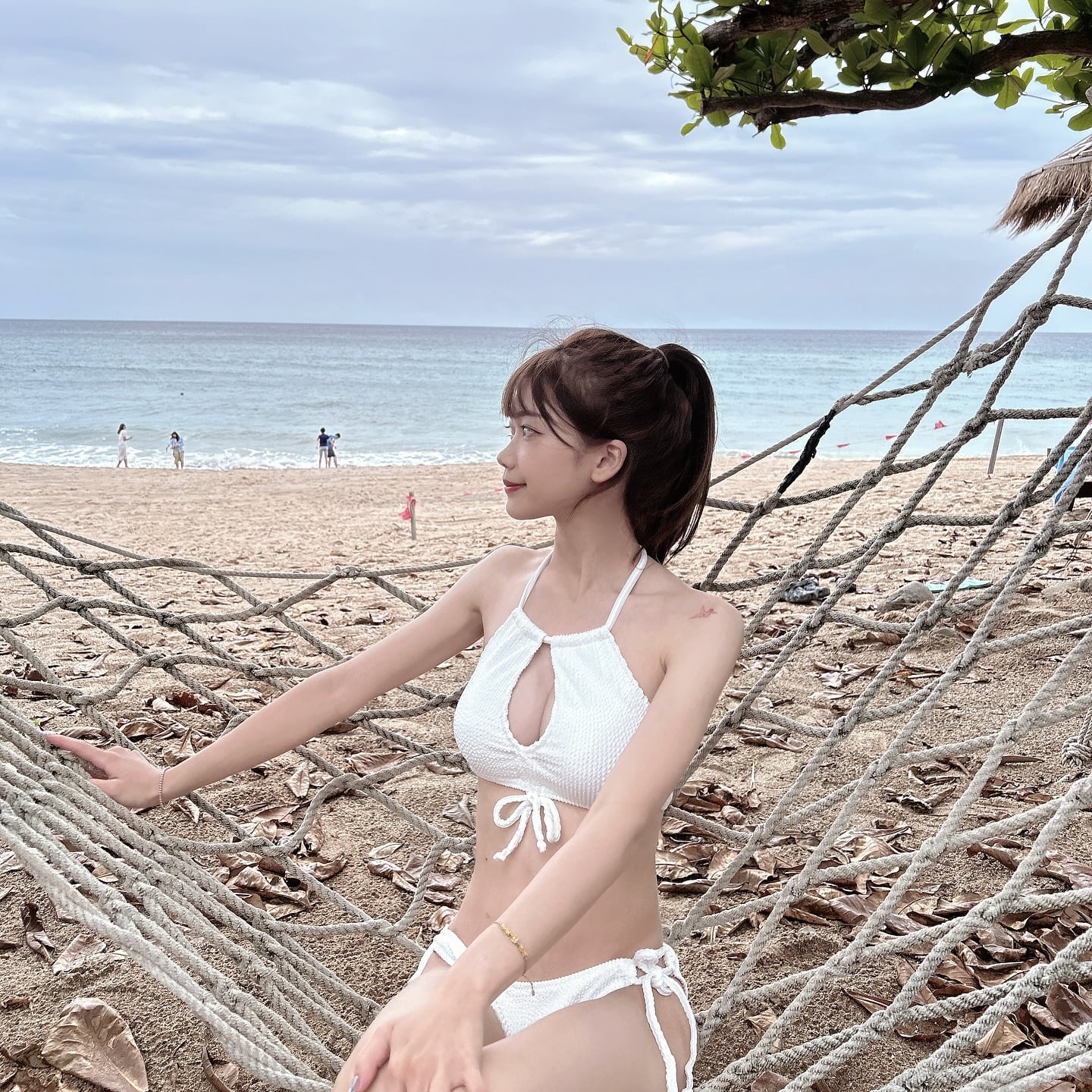 Betty 貝緹 @doulai_betty 沙灘渡假風格寫真：穿白色針織比基尼坐在海邊吊床