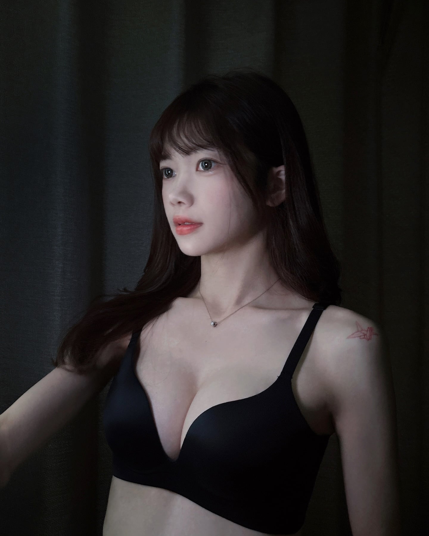 Betty 貝緹 @doulai_betty 黑色細肩帶內衣寫真：精緻妝容與左肩紙鶴刺青