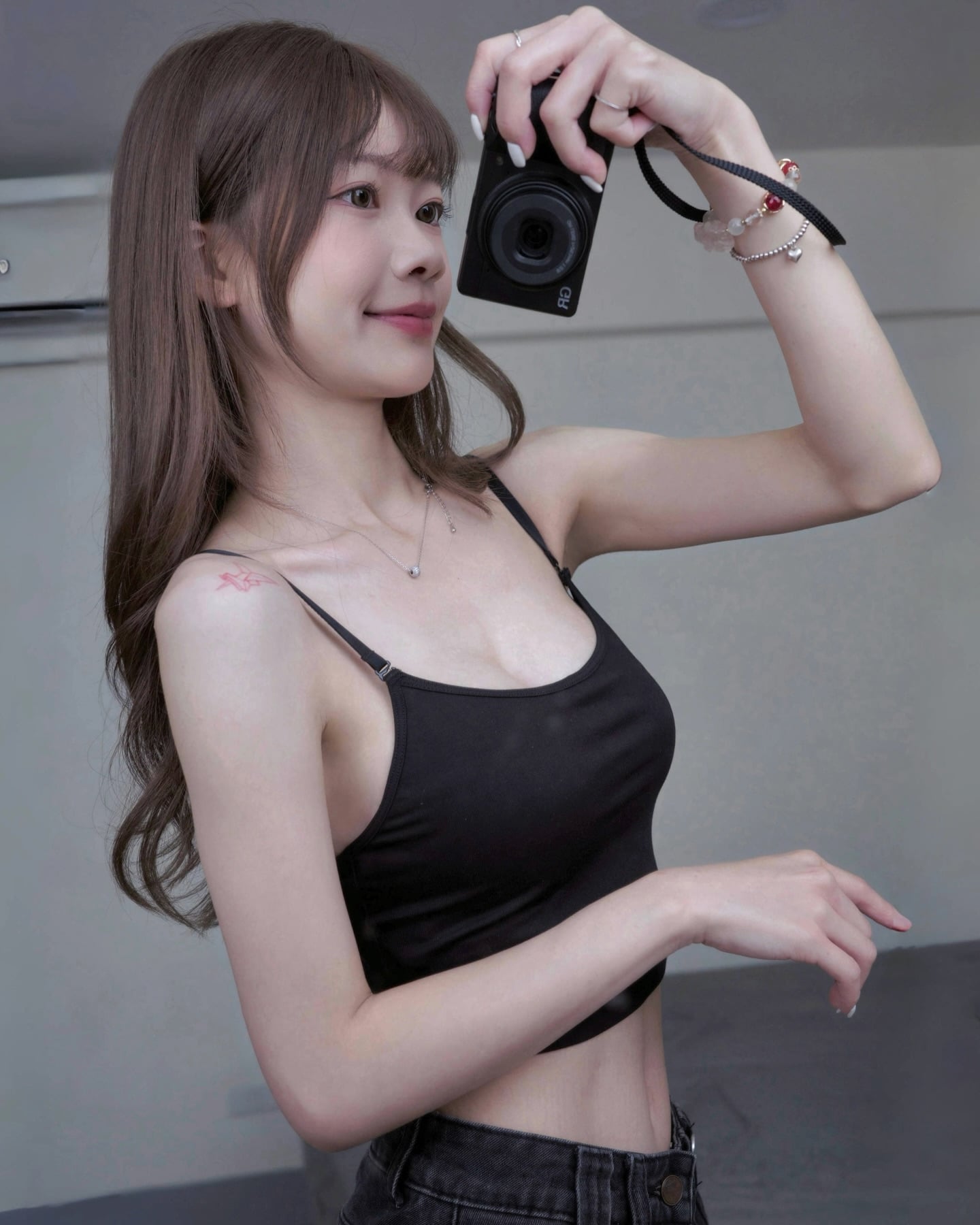 Betty 貝緹 @doulai_betty 甜美自拍：手持黑色數位相機，身穿黑色細肩帶背心