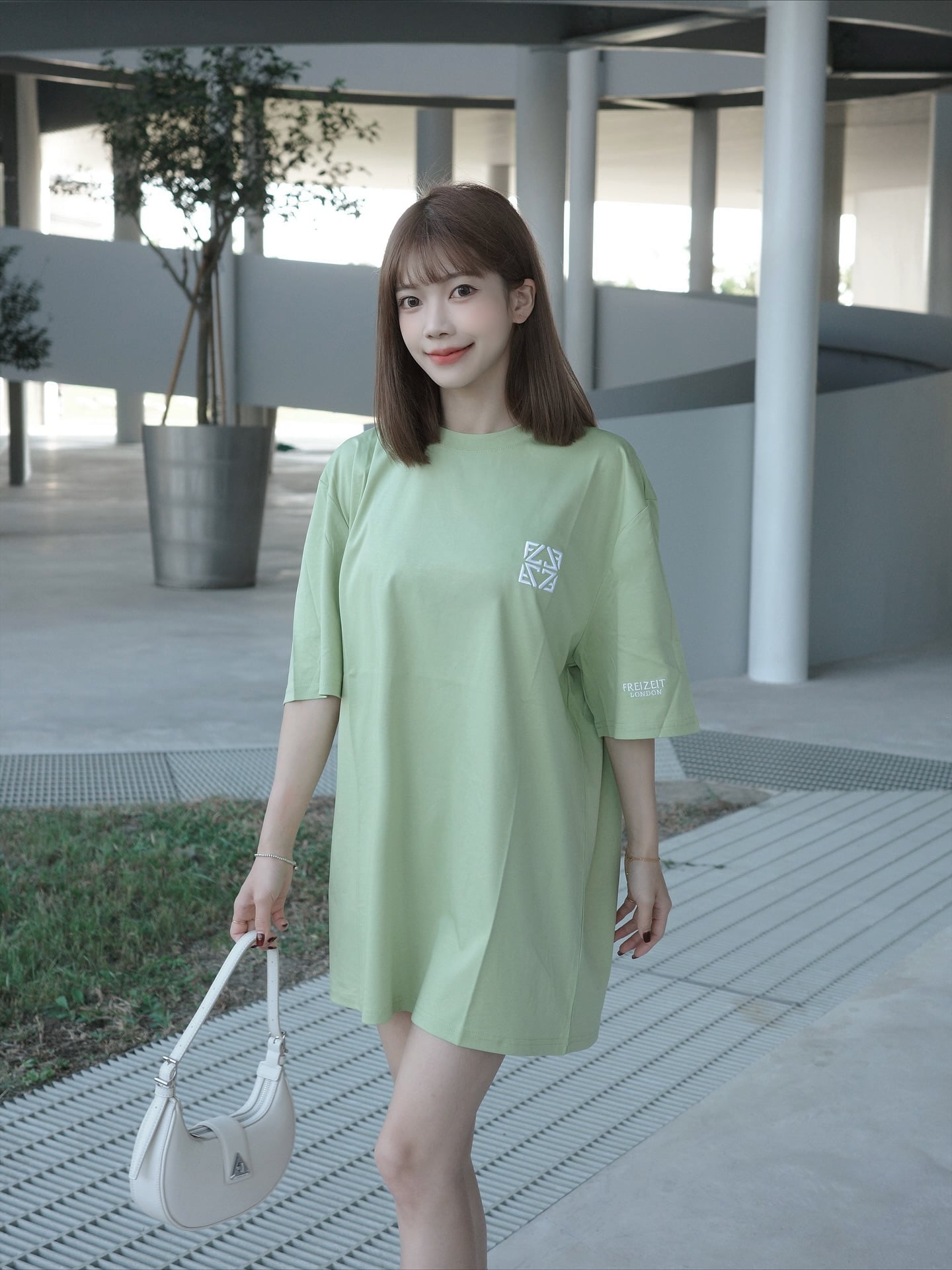Betty 貝緹 @doulai_betty 夏日街拍穿搭：淺綠色寬鬆印花T恤裙與白色皮革包