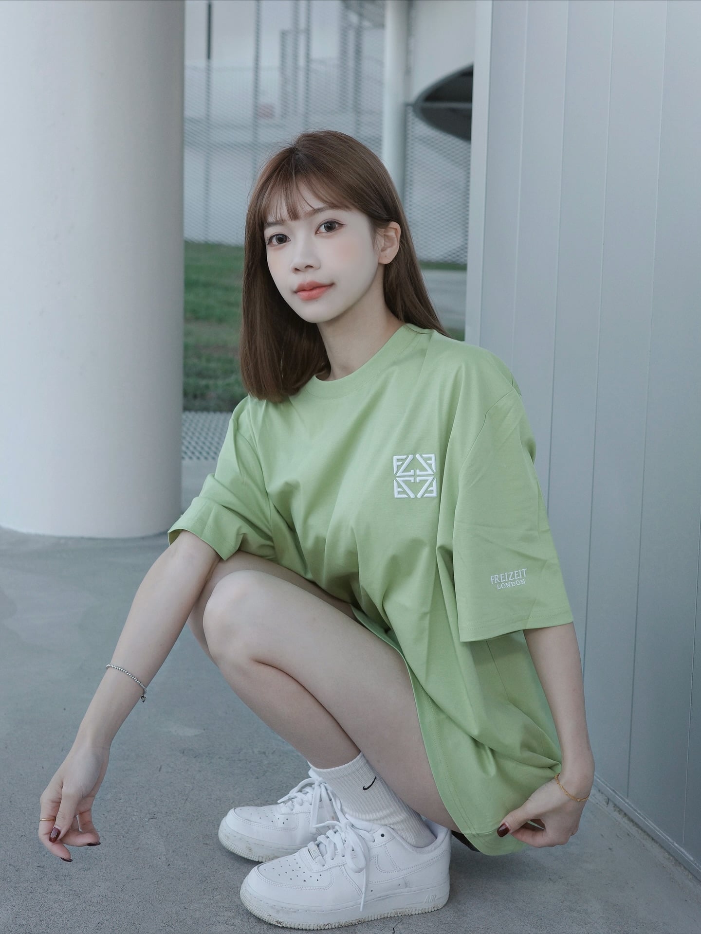 Betty 貝緹 @doulai_betty 休閒街拍風格：草綠色印花T恤搭配白色 Nike 球鞋