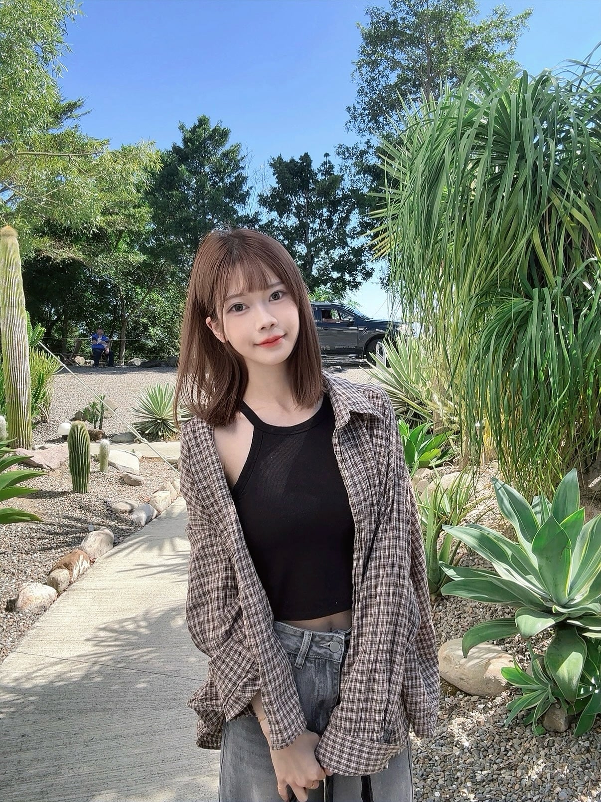 Betty 貝緹 @doulai_betty 休閒穿搭風格：格紋襯衫搭配黑色背心，站在仙人掌花園