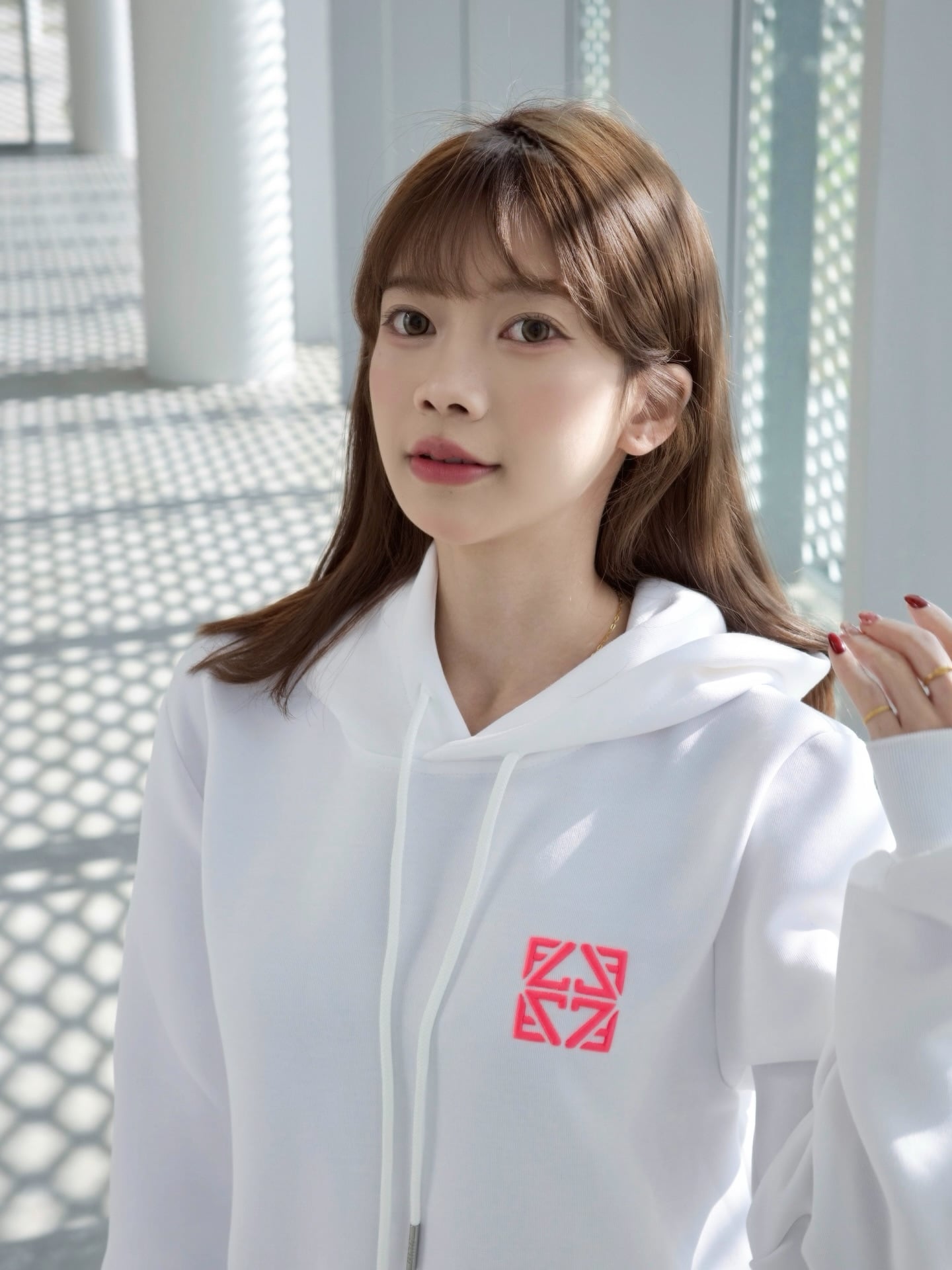 Betty 貝緹 @doulai_betty 時尚寫真：白色連帽衛衣與粉色幾何圖案，現代建築背景