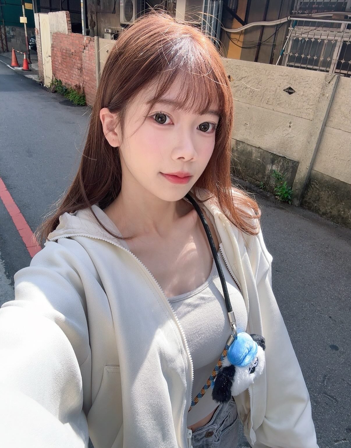 Betty 貝緹 @doulai_betty 日常穿搭：米白色連帽外套、熊貓吊飾與巷弄街拍自拍