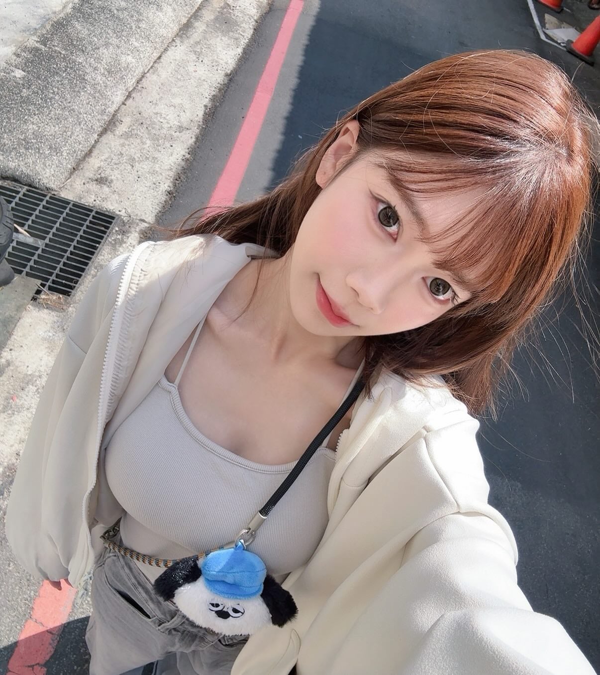 Betty 貝緹 @doulai_betty 甜美氣質自拍：米白色外套搭配可愛熊貓造型小包