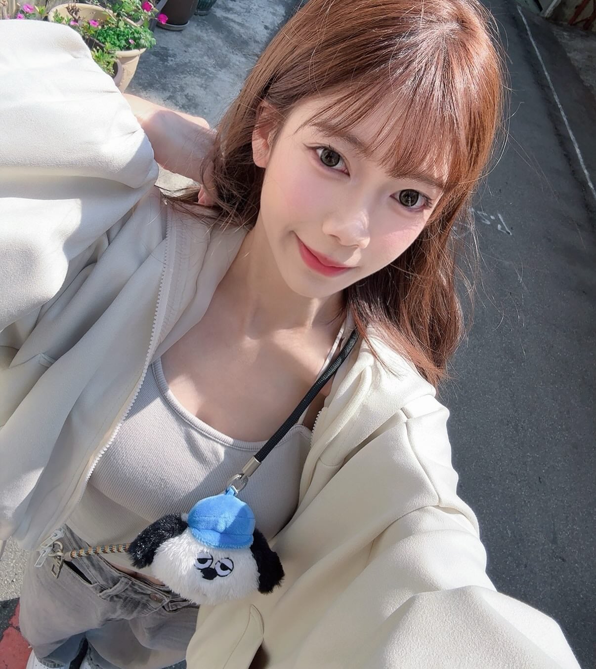 Betty 貝緹 @doulai_betty 街拍休閒風格：米白色外套與白色背心，胸前掛熊貓吊飾