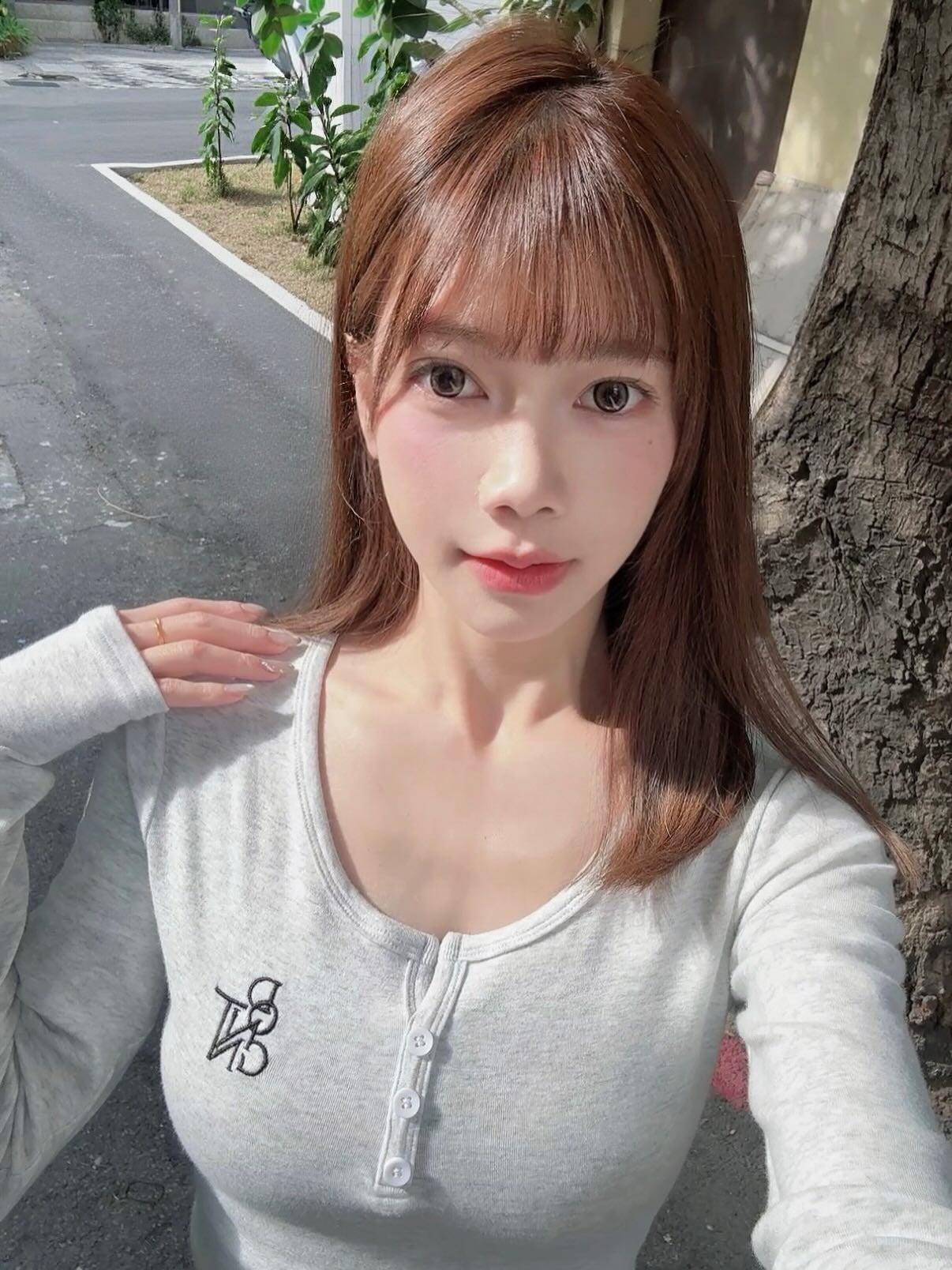 Betty 貝緹 @doulai_betty 清新甜美自拍：灰色合身長袖上衣與都市街道綠樹背景