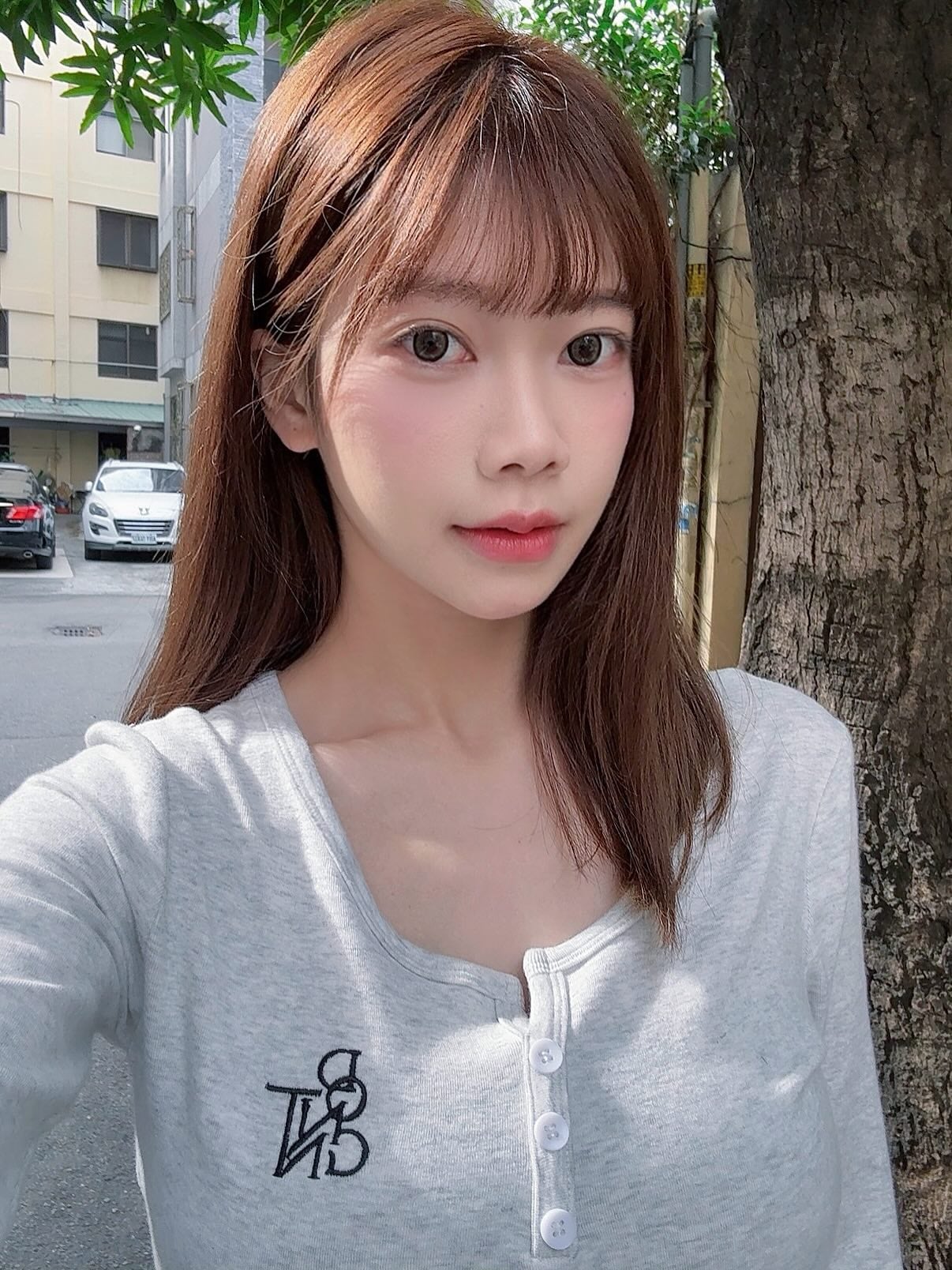 Betty 貝緹 @doulai_betty 都市街拍自拍：灰色亨利領上衣搭配棕色中長髮空氣瀏海