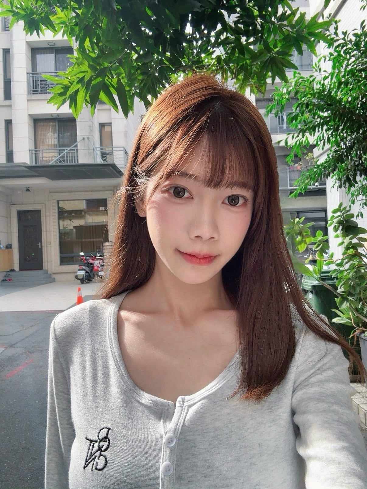 Betty 貝緹 @doulai_betty 自然清新妝容自拍：灰色針織開襟上衣與都市街道景觀